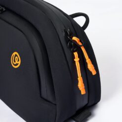 Rucksack mit orangefarbenen Reißverschlüssen, ideal für Technik und Alltag.