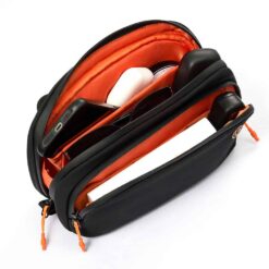 Robuste Sling-Tasche für Technik und Zubehör, ideal für unterwegs.