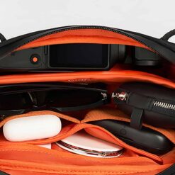 Tragbare Sling-Tasche für Kamera und Zubehör, orange, kompakt.