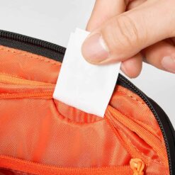 Nahaufnahme des Innenraums der Ulanzi YY08 TechLite Sling Bag mit Organizerfächern.